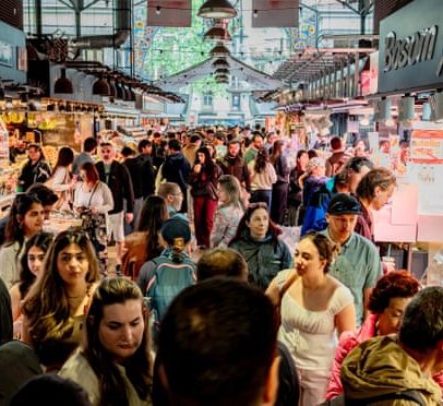 Fim da jornada: homem busca livrar Barcelona do overtourism