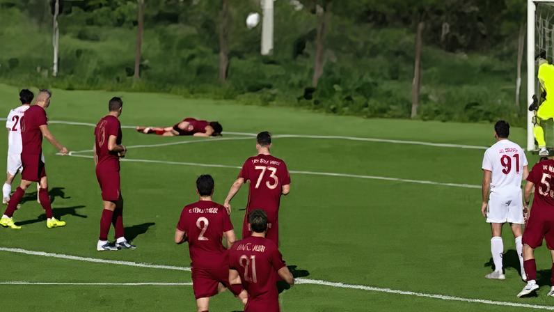 Jogador do Real Sireti caído na linha de fundo fez um gol contra bizarro para o Oguzsport, na Moldávia – Reprodução de vídeo