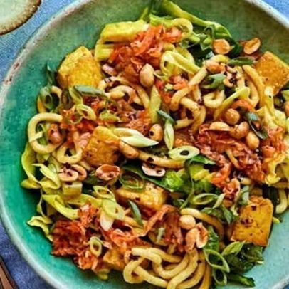 Rukmini Iyer apresenta receita de noodles de tofu com kimchi e amendoim picante
