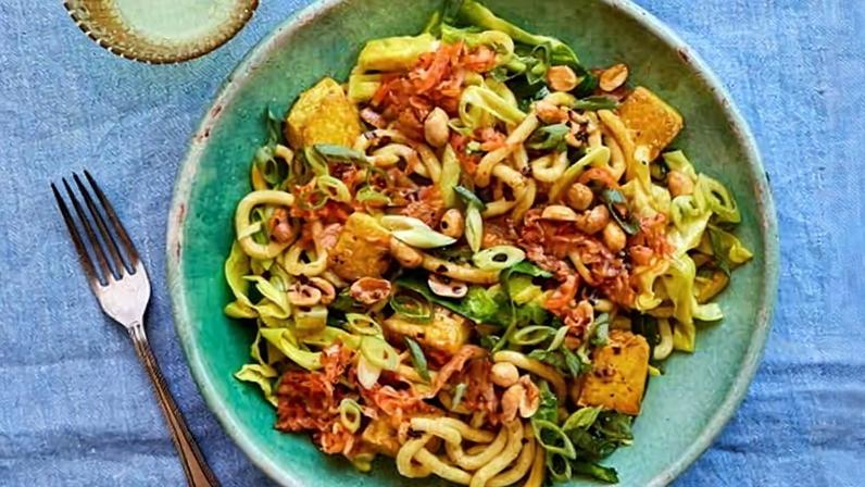 Rukmini Iyer apresenta receita de noodles de tofu com kimchi e amendoim picante