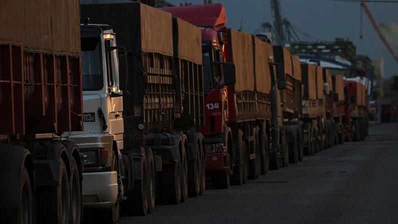 Caminhões na estrada: o diesel é insumo fundamental para a logística brasileira