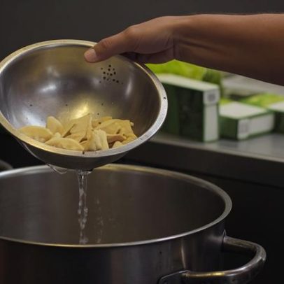 Como evitar que a massa grude ao cozinhar