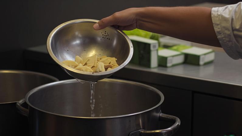 Como evitar que a massa grude ao cozinhar