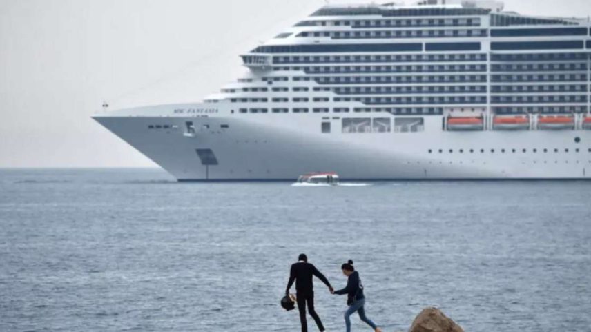 Imagem ilustrativa: Navio de cruzeiro atracado no Mediterrâneo.
