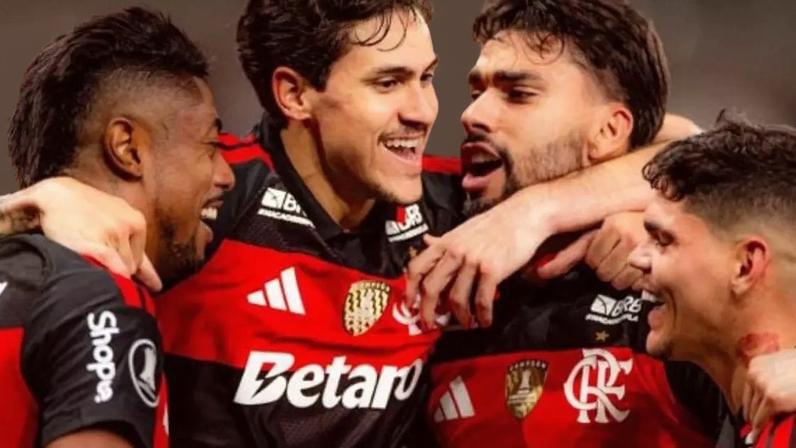 Jorginho disputa a bola com Tomás Palacios. Flamengo vence o Estudiantes e se garante antecipadamente nas oitavas da Libertadores.
