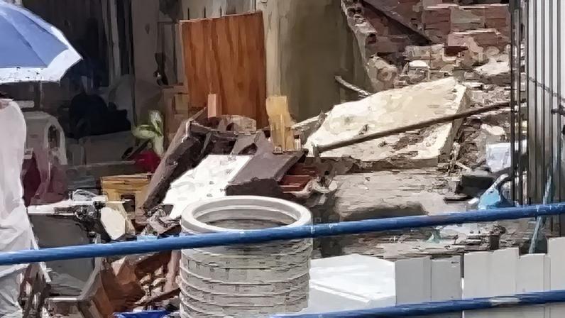 Deslizamento no Ibura deixou um ferido.