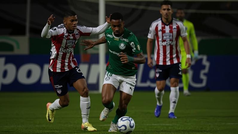 Abel Ferreir observa o comportamento do Palmeiras durante o jogo em que o seu time fez 4 a 1 no Junior-COL.