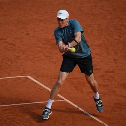 Sinner garante vaga histórica na final de Madrid; Raducanu treina com treinador do US Open