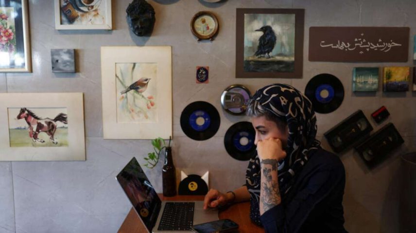 Jovem diante de computador em um café de Teerã em 27 de maio de 2026, quando o acesso à internet foi retomado no país.