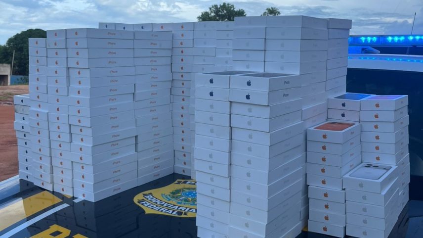 Imagem colorida, PRF apreende 426 iphones 17 em caminhonete- Metrópoles