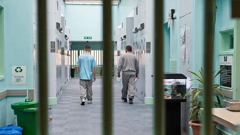 Crianças presas desnecessariamente veem violência extrema, alerta órgão fiscalizador