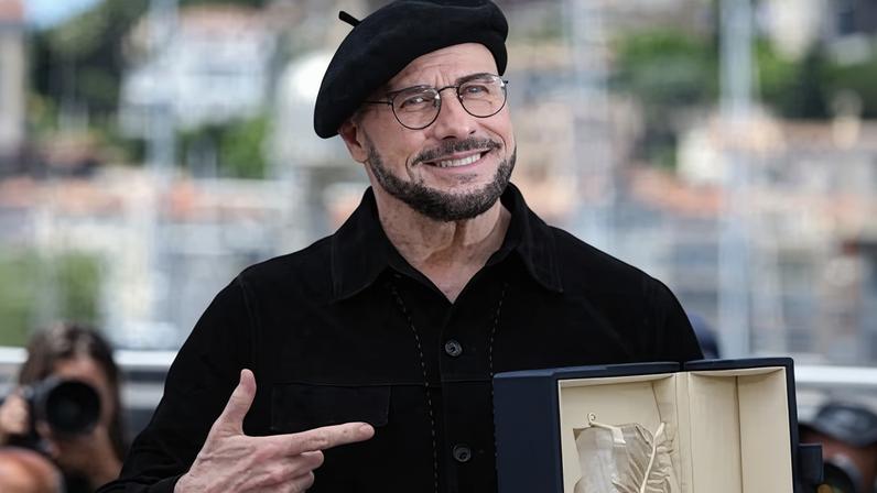 A lição do novo visual de John Travolta: vestir-se para o cargo desejado
