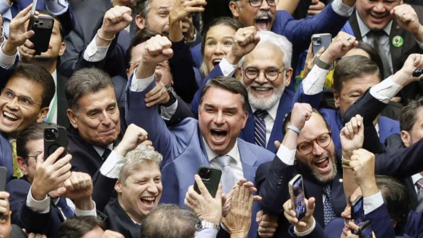 O senador Flávio Bolsonaro (ao centro) comemora no Congresso Nacional a derrubada do veto do presidente Lula ao PL da Dosimetria que reduz as penas dos condenadas pela tentativa de golpe de Estado e pelos atos de 8 de janeiro de 2023, em Brasília, em 30 de abril de 2026.