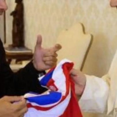 Papa Leão XIV recebe camisa do Náutico no Vaticano