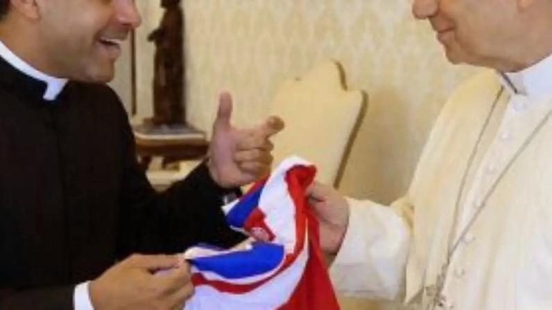 Papa Leão XIV recebe camisa do Náutico.