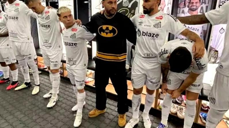 Neymar com a Bíblia Sagrada do Batman
