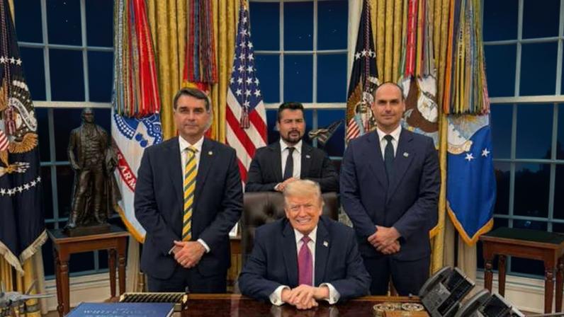 Imagem de Flávio Bolsonaro, Paulo Figueiredo e Eduardo Bolsonaro ao lado de Donald Trump