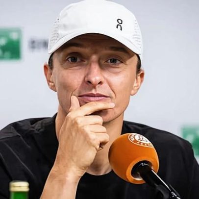 Iga Swiatek diz que layout das quadras do Roland Garros provoca lesões