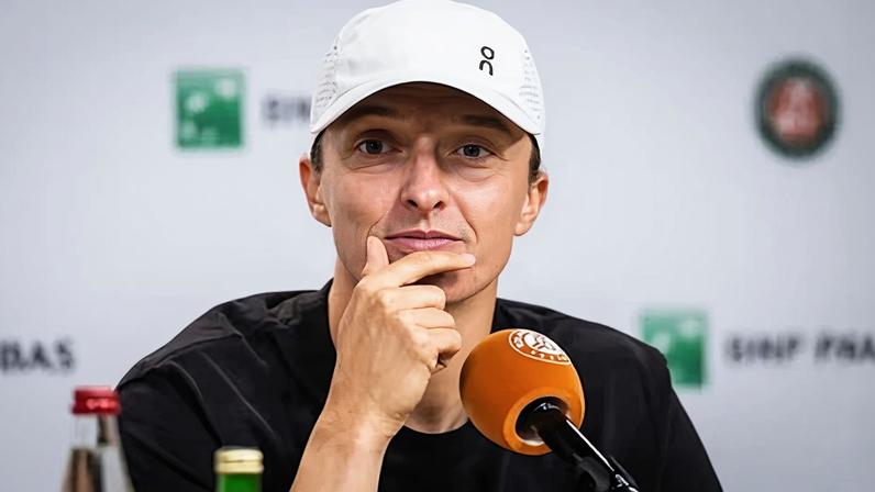 Iga Swiatek diz que layout das quadras do Roland Garros provoca lesões