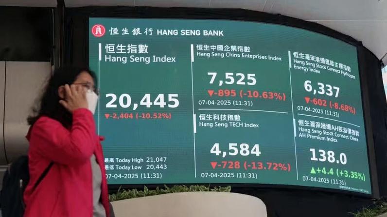 Pedestre em frente ao painel externo da Bolsa de Hong Kong — Foto: Yik Yeung-man/Bloomberg