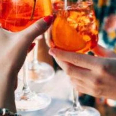 Cinco drinks com água com gás para surpreender os convidados em casa