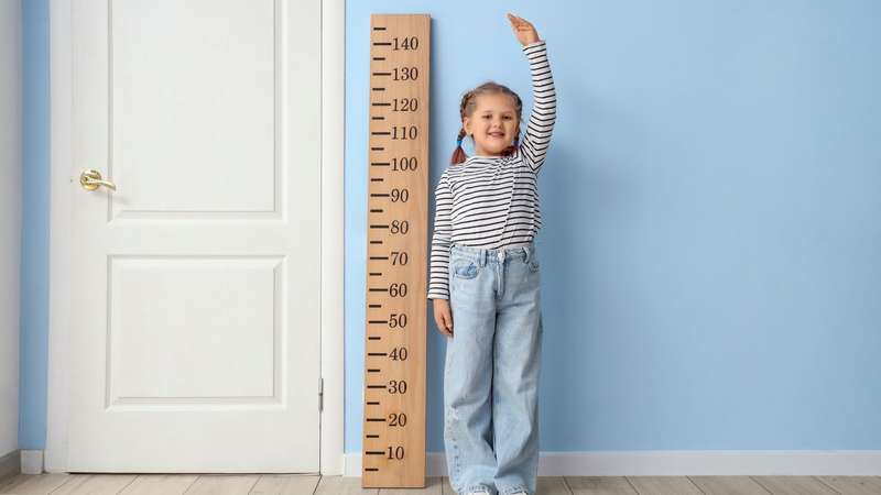 Especialista alerta para sinais de puberdade precoce, alterações no crescimento e impactos do sono, alimentação e telas na saúde das crianças