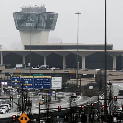 Condutor fica ferido após caminhão ser atingido por avião da United em Newark