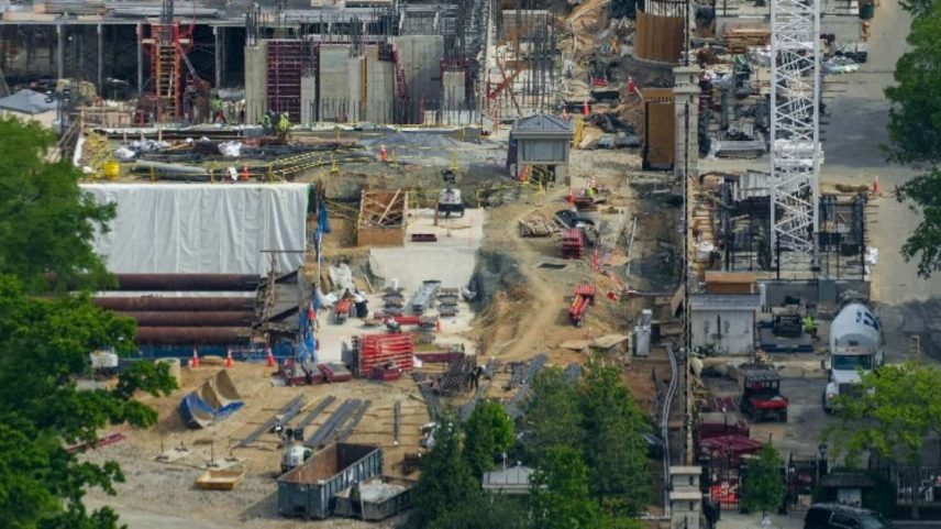 Vista aérea do topo do Monumento a Washington mostra equipes de construção enquanto continuam a preparação do local para um salão de baile planejado para a Casa Branca na área da antiga Ala Leste em Washington, D.C., EUA, em 2 de maio de 2026. REUTERS/Ken Cedeno