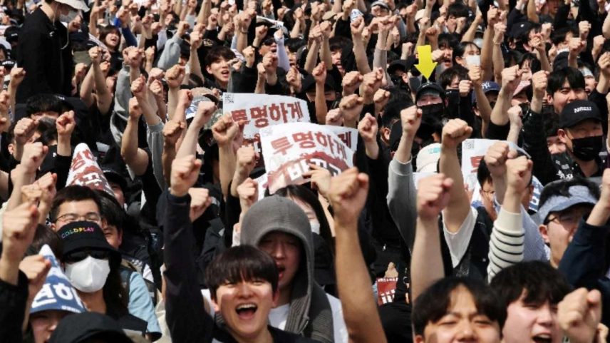 Membros do sindicato dos trabalhadores da Samsung Electronics cantam slogans durante um protesto contra os níveis de compensação da empresa antes de uma longa greve planejada em frente à fábrica de semicondutores da Samsung Electronics em Pyeongtaek, Coreia do Sul, em 23 de abril de 2026 REUTERS/Kim Hong-Ji