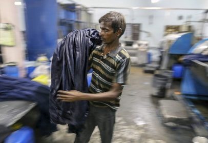 Cidade indiana recebe toneladas de fast fashion e enfrenta crise ambiental