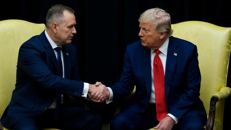 O presidente dos EUA, Donald Trump (à direita), e Karol Nawrocki, presidente da Polônia, apertam as mãos durante uma reunião no Salão Oval da Casa Branca, em Washington, D.C., EUA, na quarta-feira, 3 de setembro de 2025