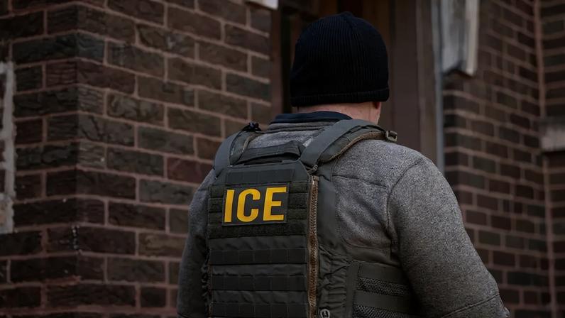Agentes do US Immigration and Customs Enforcement (ICE) do lado de fora de um prédio residencial durante uma operação de fiscalização direcionada envolvendo várias agências em Chicago, Illinois, EUA, no domingo, 26 de janeiro de 2025. O presidente Donald Trump prometeu realizar o maior esforço de deportação da história dos EUA, comprometendo-se a deportar, em última instância, todos os estrangeiros que vivem no país sem permissão. Fotógrafo: Christopher Dilts/Bloomberg