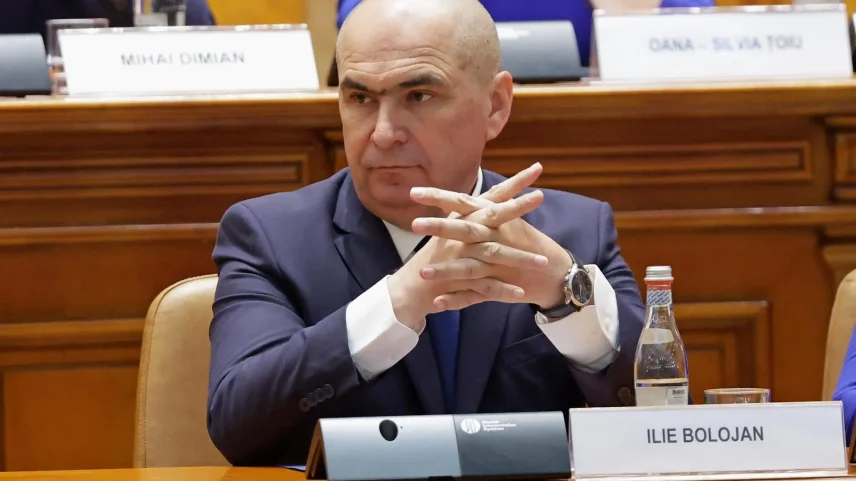 O primeiro-ministro da Romênia, Ilie Bolojan, prepara-se para discursar perante uma moção de censura contra seu gabinete durante uma sessão plenária do parlamento em Bucareste (Foto: EFE/EPA/Robert Ghement)