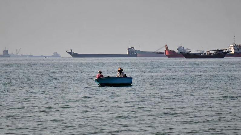 Embarcações aguardam no Estreito de Ormuz, perto de Bandar Abbas, que fica no sul do Irã; região foi alvo de ataques dos EUA nesta segunda