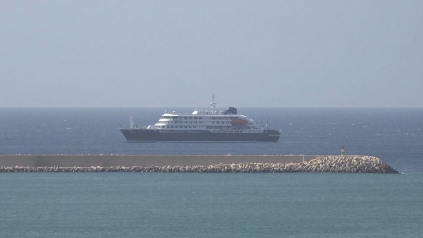 Navio de cruzeiro MV Hondius com casos suspeitos de hantavírus no porto de Cabo Verde