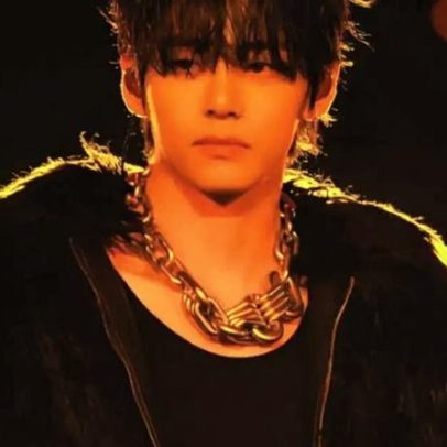V, do BTS, aparece com nova tatuagem discreta no palco