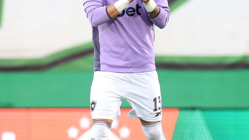 Alex Telles antes de partida do Botafogo