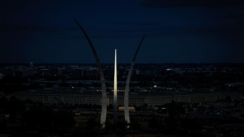 O Pentágono em Arlington, Virgínia, EUA, na quarta-feira, 15 de outubro de 2025. Veículos de imprensa nacionais, incluindo a Bloomberg News, cinco grandes redes de televisão e o New York Times, afirmaram que se recusariam a assinar os novos limites de divulgação estabelecidos pelo Secretário de Defesa Pete Hegseth