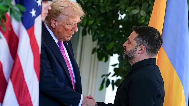 O presidente dos EUA, Donald Trump (à esquerda), e Volodymyr Zelenskiy, presidente da Ucrânia, apertam as mãos do lado de fora da Ala Oeste da Casa Branca, em Washington, D.C., EUA, na sexta-feira, 17 de outubro de 2025