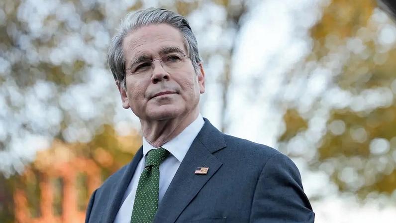 Scott Bessent, secretário do Tesouro dos EUA, fala com membros da mídia em frente à Casa Branca, em Washington, DC, EUA, na quarta-feira, 5 de novembro de 2025. A Suprema Corte dos EUA demonstrou ceticismo em relação às amplas tarifas globais do presidente Donald Trump, enquanto juízes-chave sugeriram que ele ultrapassou sua autoridade com sua política econômica emblemática. Fotógrafo: Eric Lee/Bloomberg