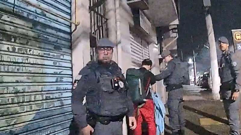 Vídeo gravado por câmera corporal de policial militar mostra a prisão de suspeito de violência doméstica em São Paulo.
