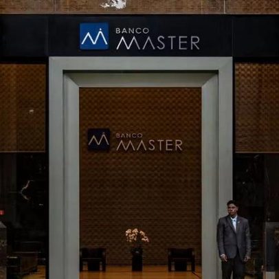 Senador do Podemos coleta assinaturas para instalar CPI do Banco Master