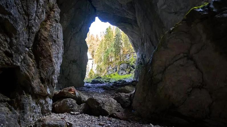 Na linguagem geológica, uma caverna é um vazio natural em rochas, grande o suficiente para ser explorado por uma pessoa – depositphotos.com / Xalanx