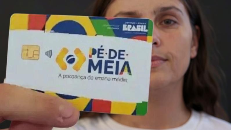 Pessoa segurando cartão do Pé-de-Meia.
