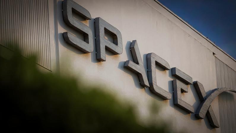 Em prospecto para IPO, Elon Musk decidiu manter a SpaceX como um conglomerado robusto, incluindo a fabricação de foguetes, satélites e agora, chips de computador.