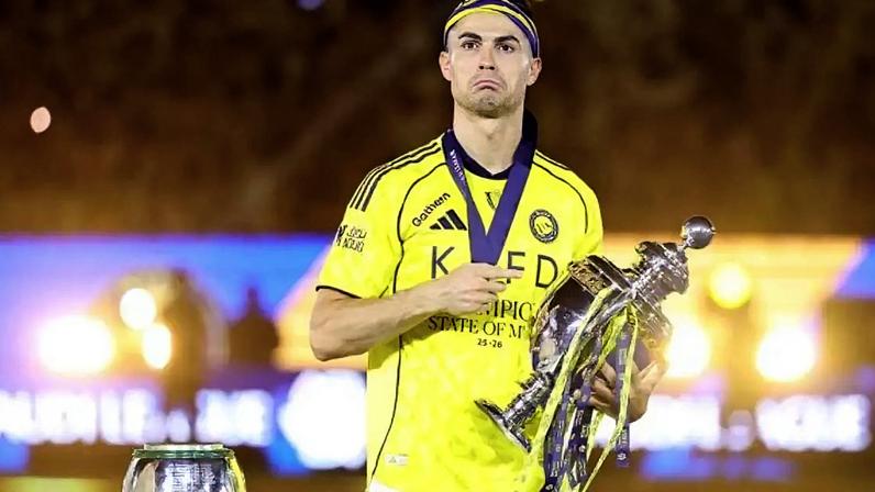 Cristiano Ronaldo comemora o segundo gol marcado na vitória do Al-Nassr por 4 a 1 sobre o Damac –