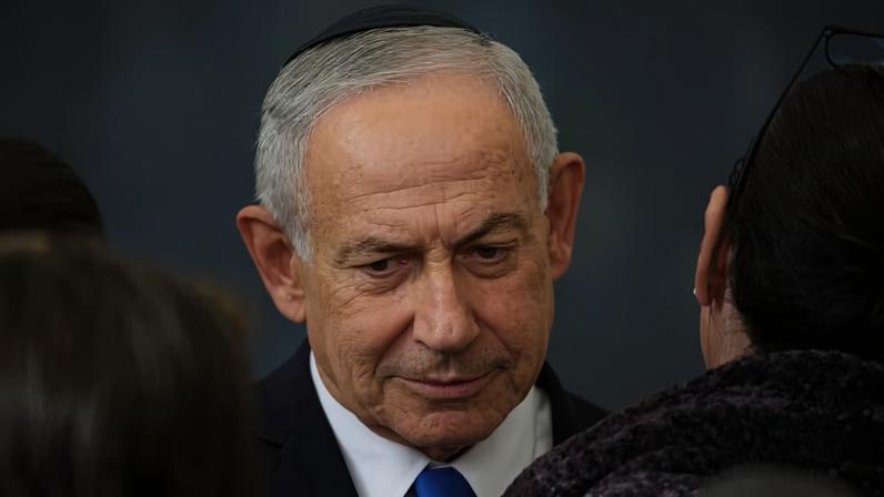 Benjamin Netanyahu, primeiro-ministro de Israel, no funeral do refém israelense Ran Gvili em Meitar, no sul de Israel, na quarta-feira, 28 de janeiro de 2026 — Foto: Kobi Wolf/Bloomberg