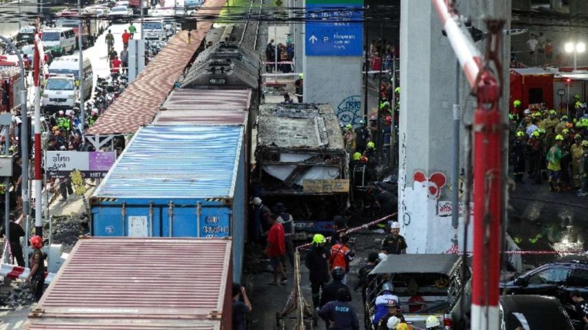 Serviços de emergência trabalham em um local onde um trem colidiu com um ônibus e vários carros na Asok-Din Daeng Road, causando várias vítimas, em Bangkok, Tailândia, em 16 de maio de 2026. REUTERS/Athit Perawongmetha