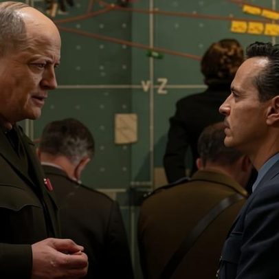 Crítica: Andrew Scott e Brendan Fraser não salvam drama de D-Day de baixo orçamento