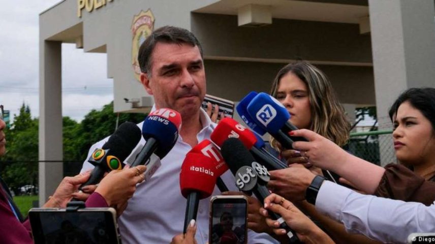 Com revelação de mensagens, Flávio Bolsonaro passou a dizer que conhece Vorcaro desde dezembro de 2024, mas que não falava de relação por "cláusula de confidencialidade"